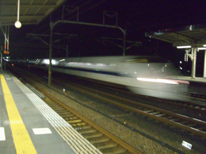 夜の岐阜羽島を通過する300系新幹線